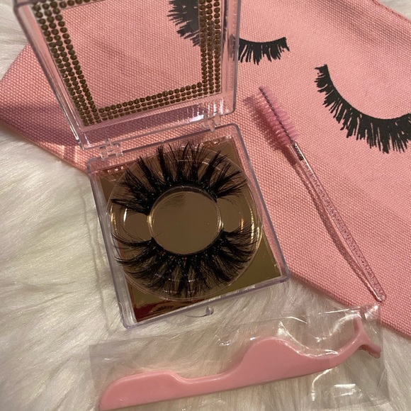 Lashes - Picture 5 of 15